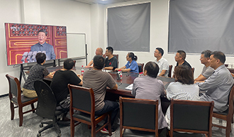 江海潤(rùn)液公司組織全體員工觀看抗戰(zhàn)勝利80周年閱兵，激發(fā)愛國(guó)情懷和創(chuàng)新動(dòng)力